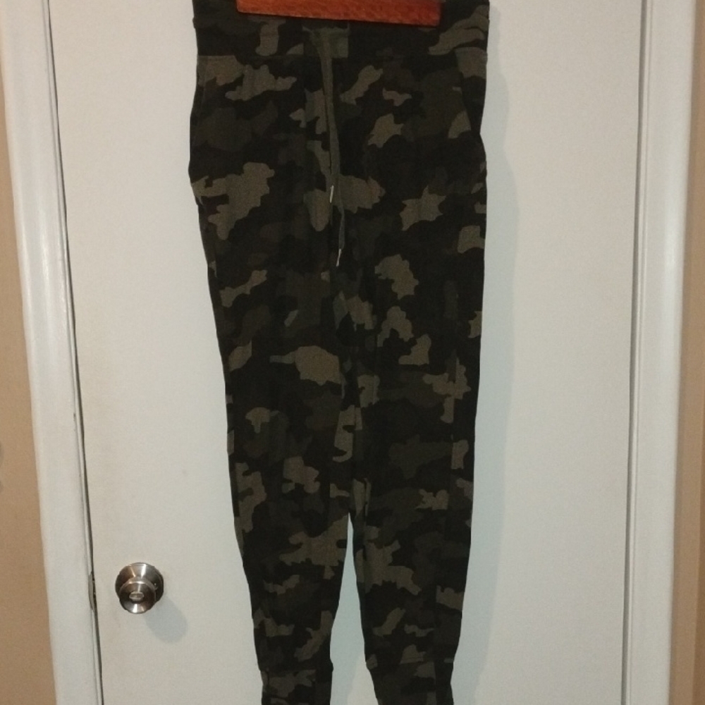 lululemon athletica Ready to Rulu High Rise Jogger. Womens size 8. Green Camo.